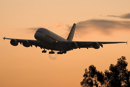 A380号空中客车降落在伦敦希思罗高清图片