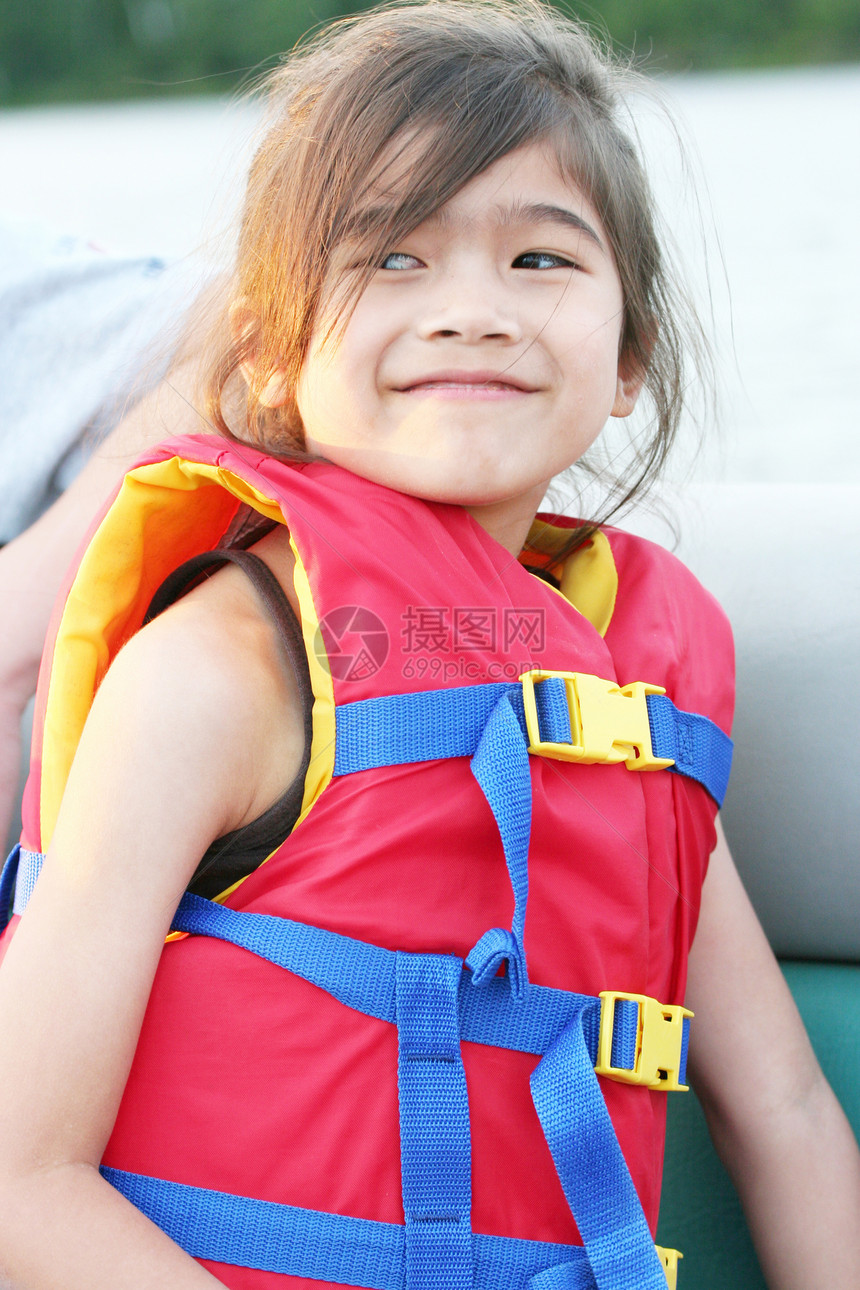 在船上穿救生衣的小女孩晴天娱乐享受游泳活动混血漂浮预防健康警告图片