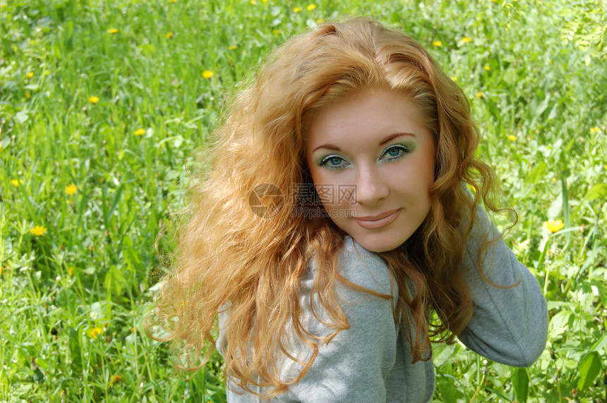阳光女孩梦幻女士太阳场地女性休息头发红色绿色晴天图片