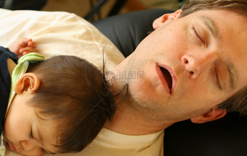 宝宝睡在他父亲的胸前小憩安全皮革躺椅长椅男生椅子沙发客厅纽带图片