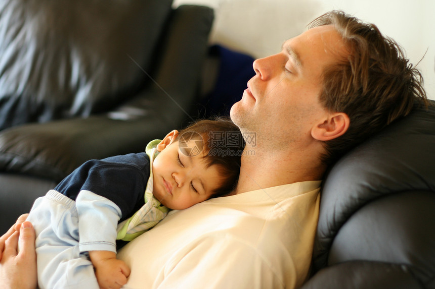 宝宝睡在他父亲的胸前孩子们长椅男人婴儿睡眠客厅儿子男生家庭混血图片