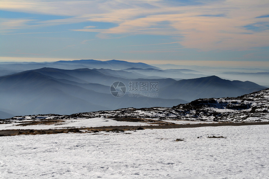 冬季风景滑雪旅行冻结爬坡山脉岩石远足季节房子粉末图片