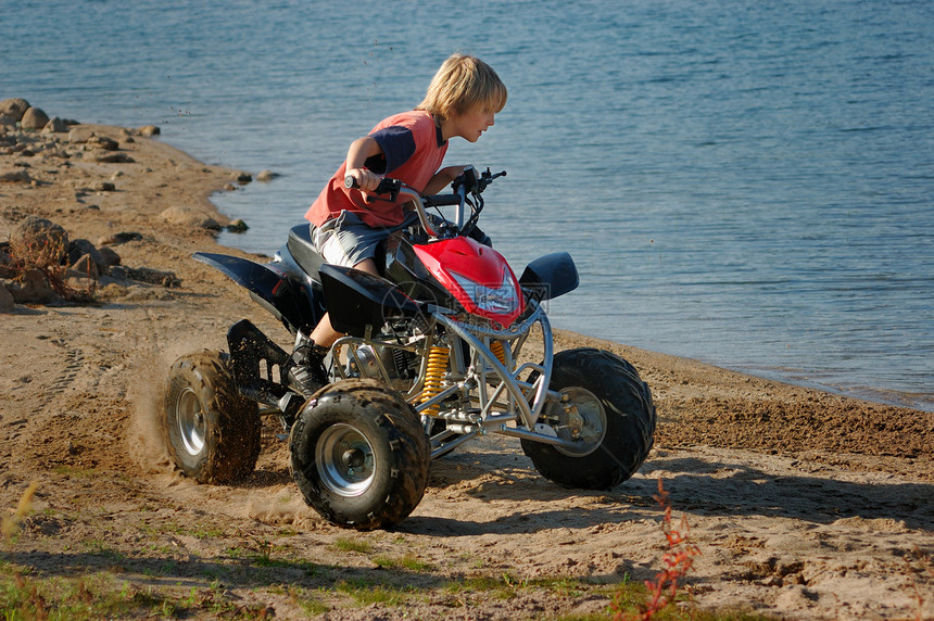 ATV 电视电视台青少年行动地形轮子孩子骑术男性摩托车飞溅越野车图片