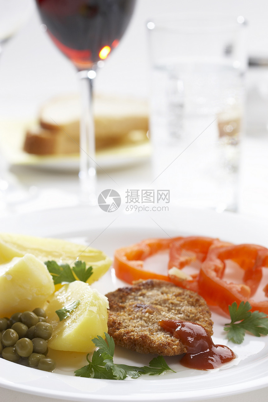 美味的晚餐油炸玻璃土豆午饭食物白色盘子桌子青豆胡椒图片
