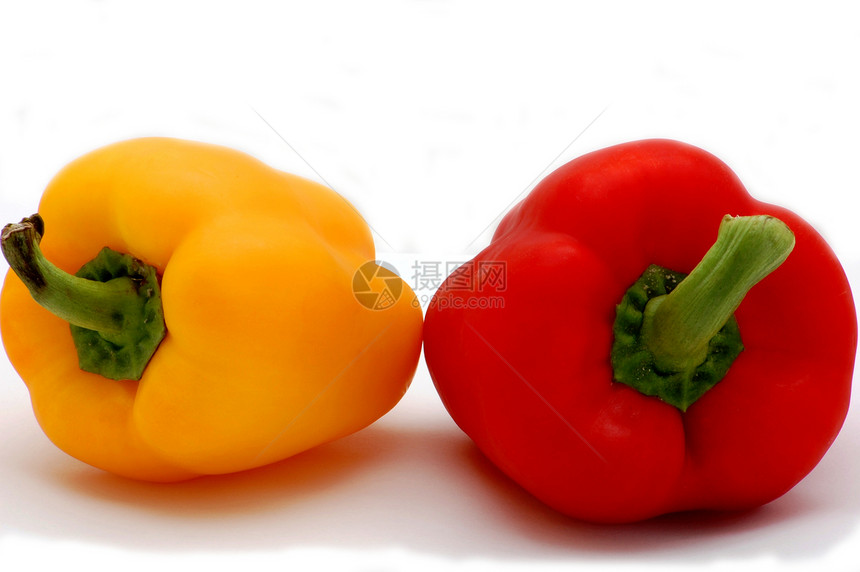 两只红胡椒和黄胡椒图片