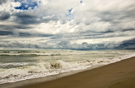 清空的沙滩 在暴风雨中弥漫着浓云背景图片