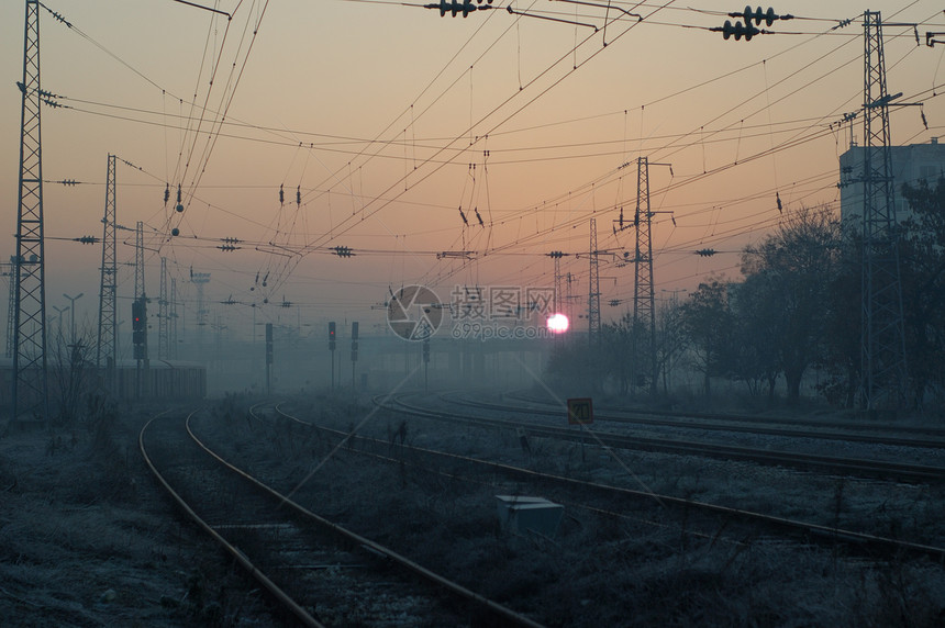 工业观点铁轨日落城市天空阴影铁路金属景观阳光阴霾图片