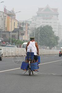 骑自行车的中国老人高清图片