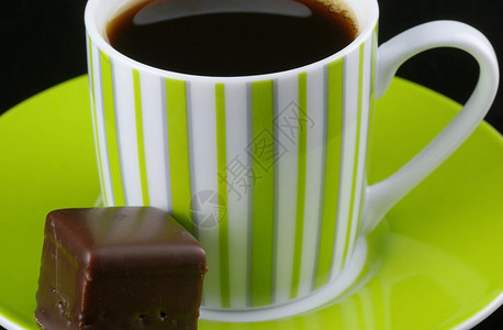 休息一会杯子黑色飞碟糖果咖啡条纹绿色巧克力白色背景图片