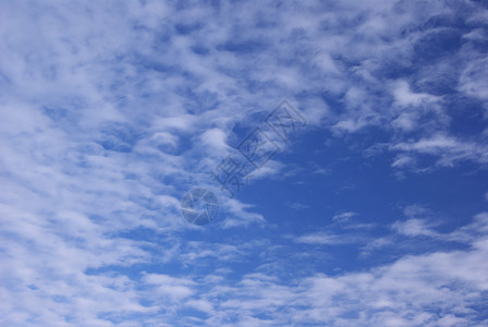云彩在天上高层平流层蓝色白色环境阳光气象天气天堂臭氧背景图片