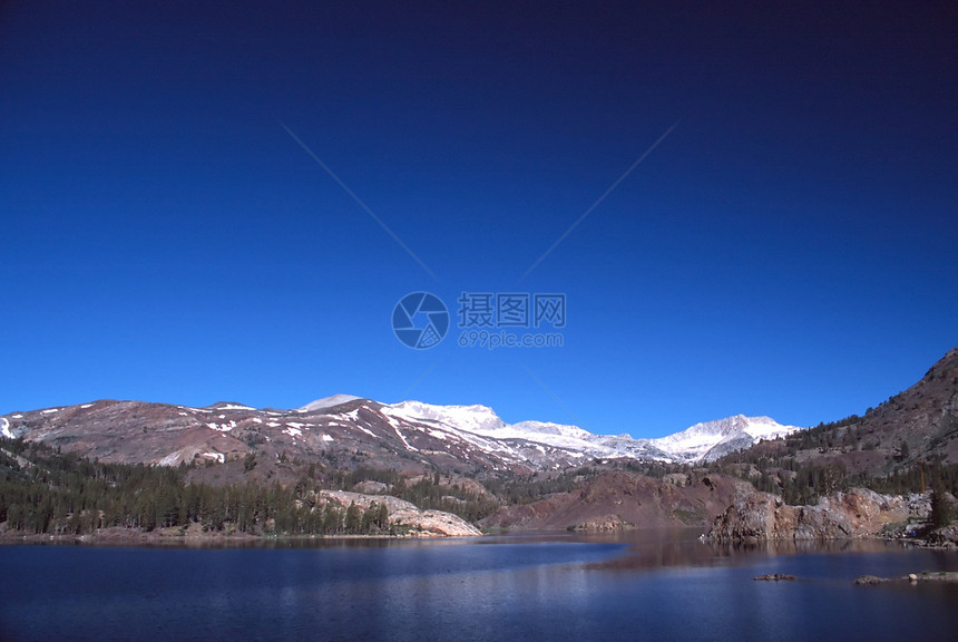 特纳亚湖游客花岗岩圆顶地标旅行风景高山草地电缆假期图片