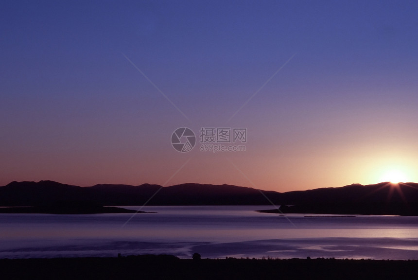 莫诺湖湖荒野碱性日出山脉岩石反思风景蓝色盐度场景图片