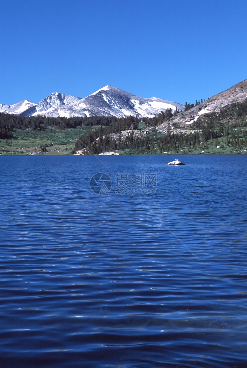 特纳亚湖高山草地风景峡谷旅行假期地标国家游客花岗岩图片