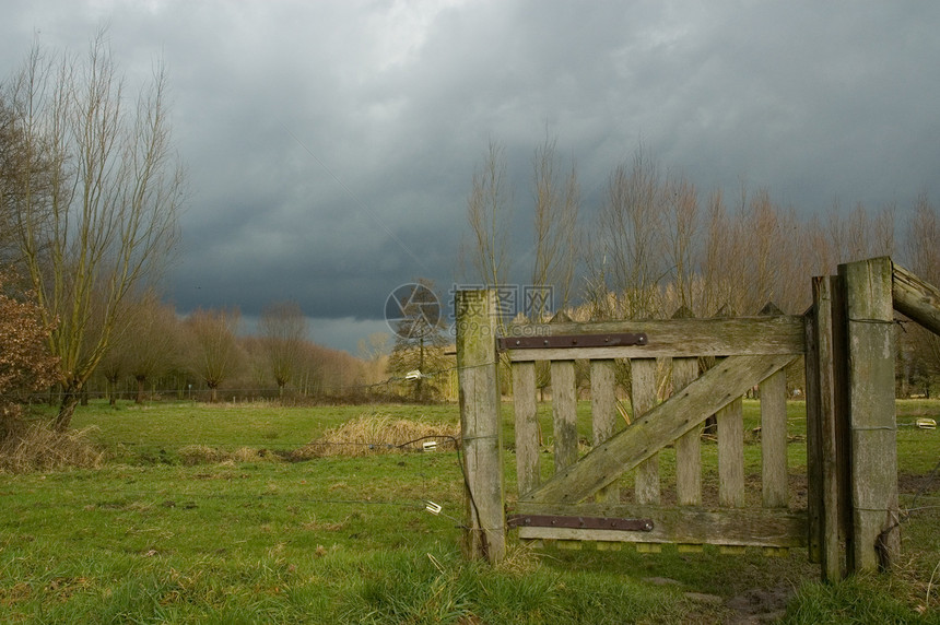 风暴暴雨乡村灰色场地天气入口风景栅栏树木木头天空图片