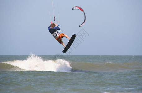 席凡宁根Kite 俯冲器冲浪者男人行动短裤冲浪风筝海浪运动地平线冲浪板背景