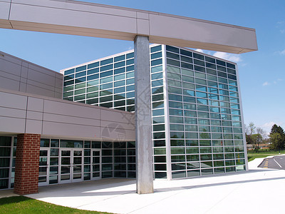 现代玻璃大楼前面背景图片