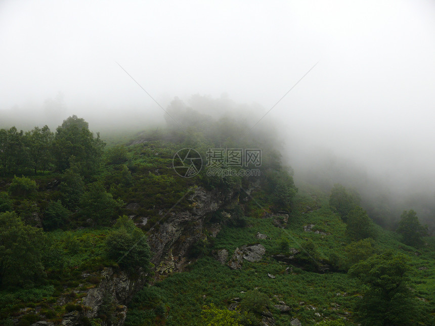 山上喷雾薄雾多云山坡绿色丘陵林地图片