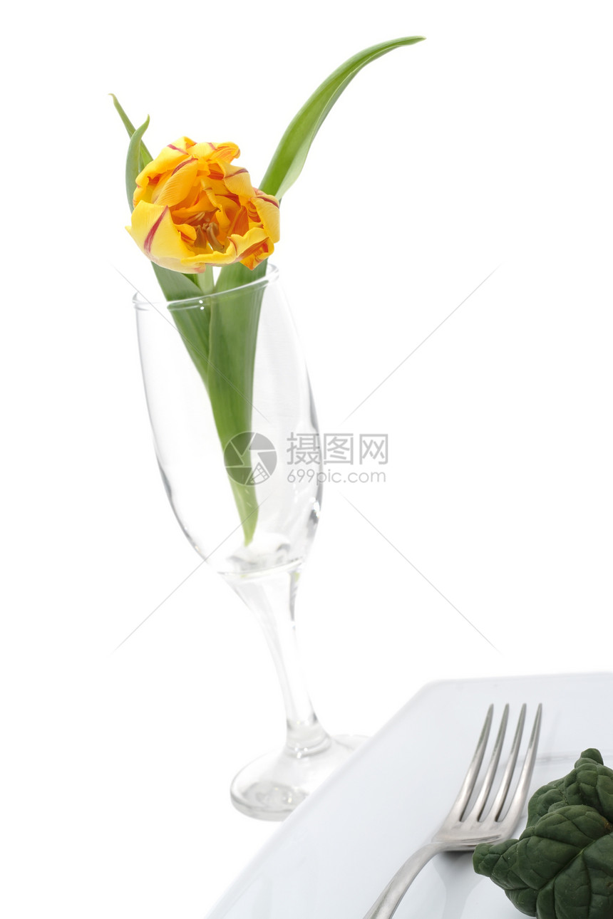 蔬菜和郁金香菠菜黄色盘子枝条美食白色早餐服务花瓣压痛图片