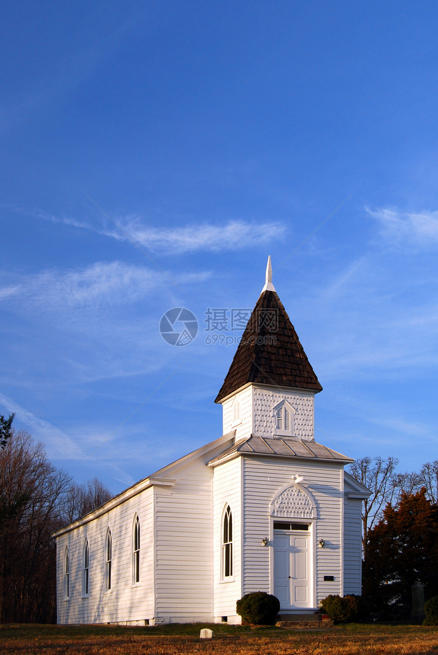 古老的白色农村木制教堂木头殖民尖顶乡村国家宗教历史性图片