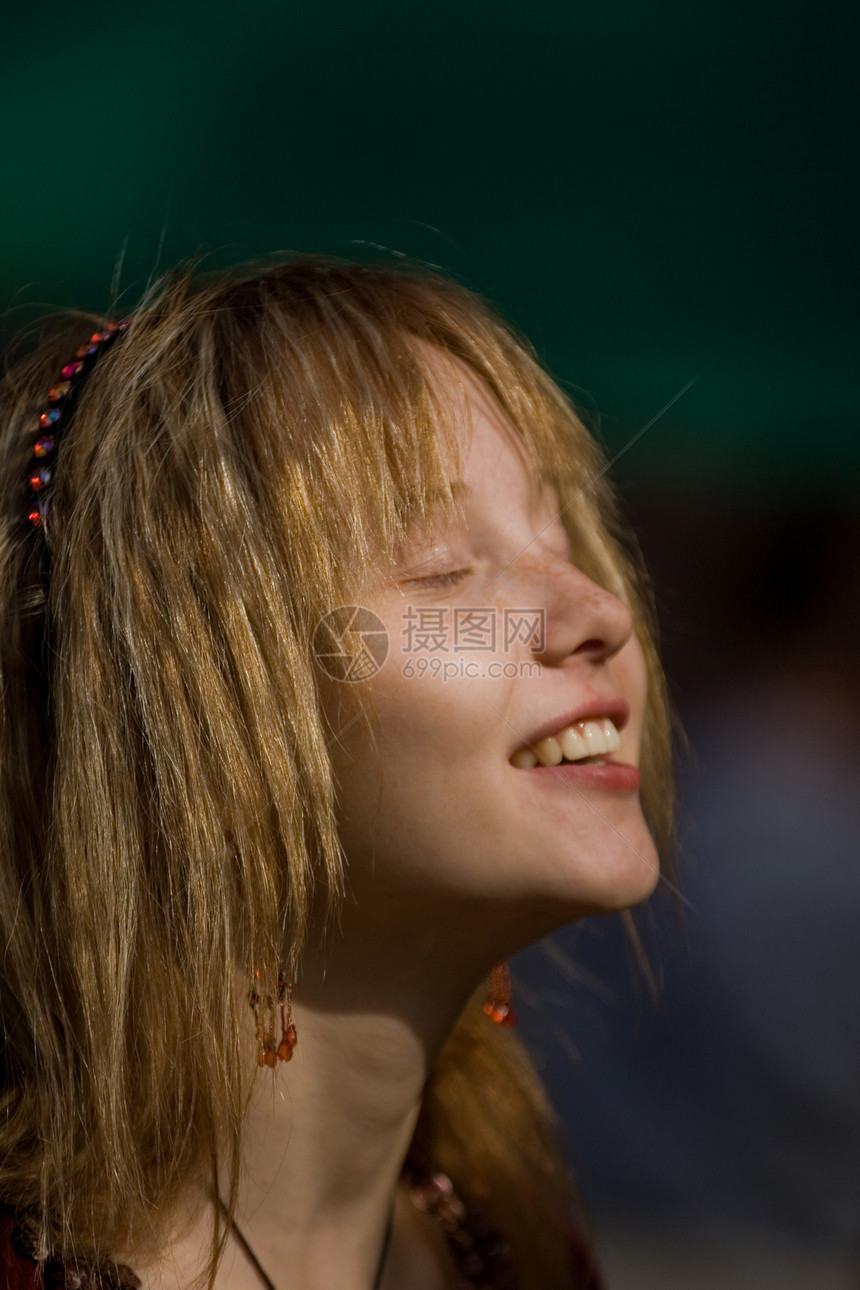 阳光闪耀的微笑女性红色雀斑头发耳环金发女孩发带黄色首饰图片