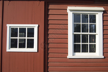 红色墙上两个窗口背景图片