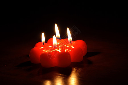 蜡烛火焰烛台黑色桌子红色宗教死亡蜂蜡背景图片