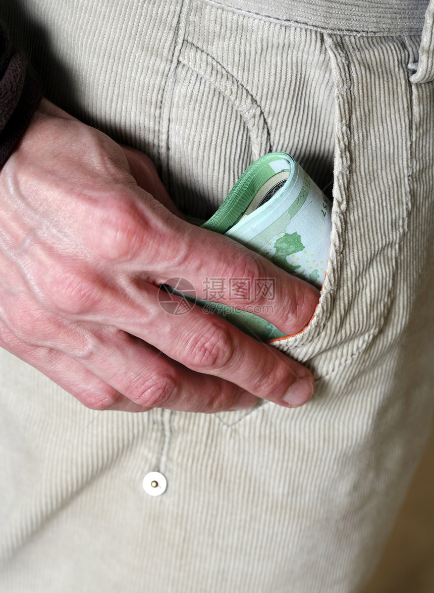 装满钱的纸袋退休收益储蓄危险男人牛仔裤货币财富平绒口袋图片