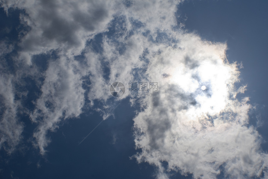 阳光在乌云中照耀天空衬垫晴天太阳蓝色戏剧性图片