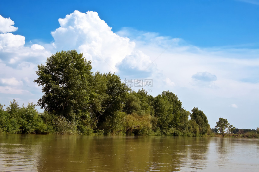 河边的树木全景旅行天空蓝色叶子森林环境娱乐地平线季节图片