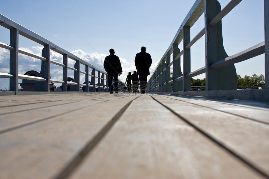 桥上的人说话木头人行道男人图片