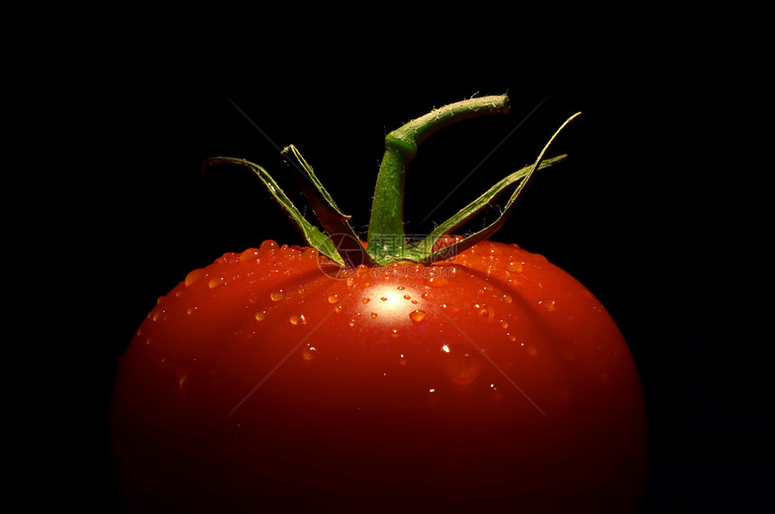 一半番茄在黑背景上图片