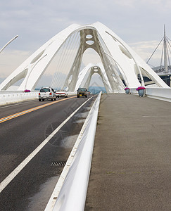 桥人行道汽车多云下雨交通路面椭圆形运输白色背景图片