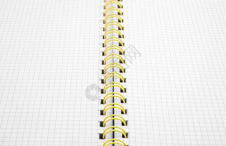特写螺旋绑定的笔记本宏观字帖练习簿平方零售工作簿活页夹设备黄色书脊背景图片