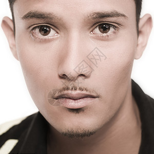 印度尼西亚男青年在双调调音区高清图片