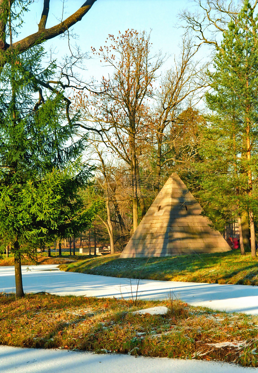 冬季公园的诺黑金字塔图片