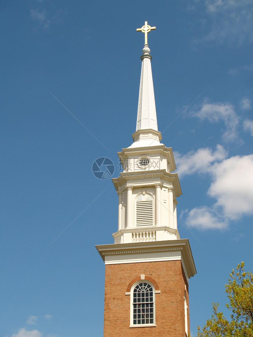 红砖教堂的白色尖塔图片