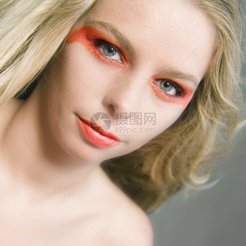 极端化妆长发冒充红色眼睛模型浓妆金发女孩雀斑艺术家图片