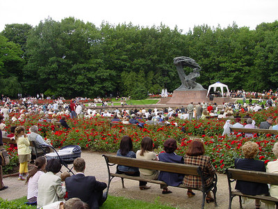 肖邦钢琴音乐会公园露天雕塑音乐高清图片