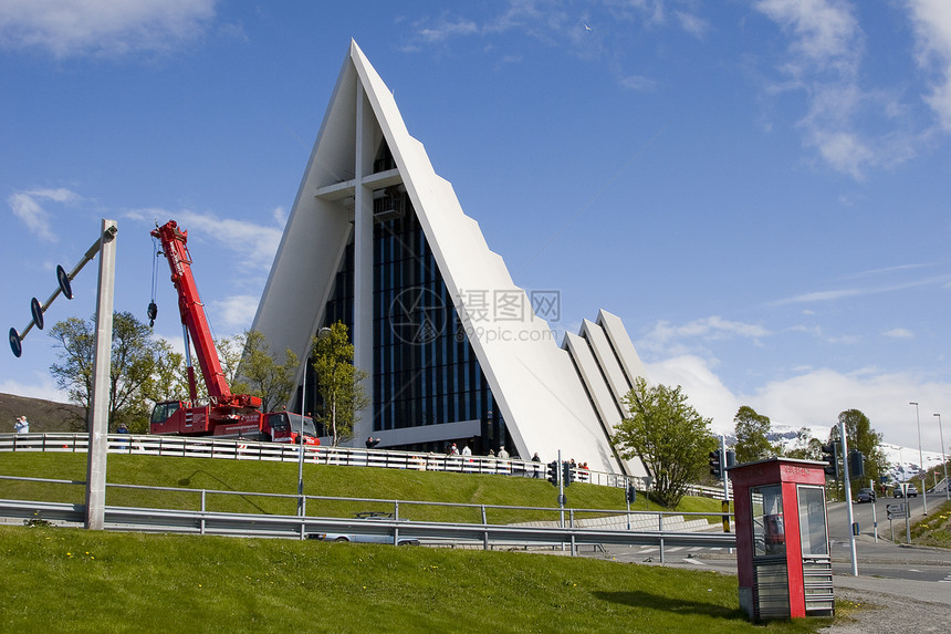 特罗姆斯代尔教堂滑冰场旅游蓝天三角形建筑学崇拜游客白色纪念碑教会图片