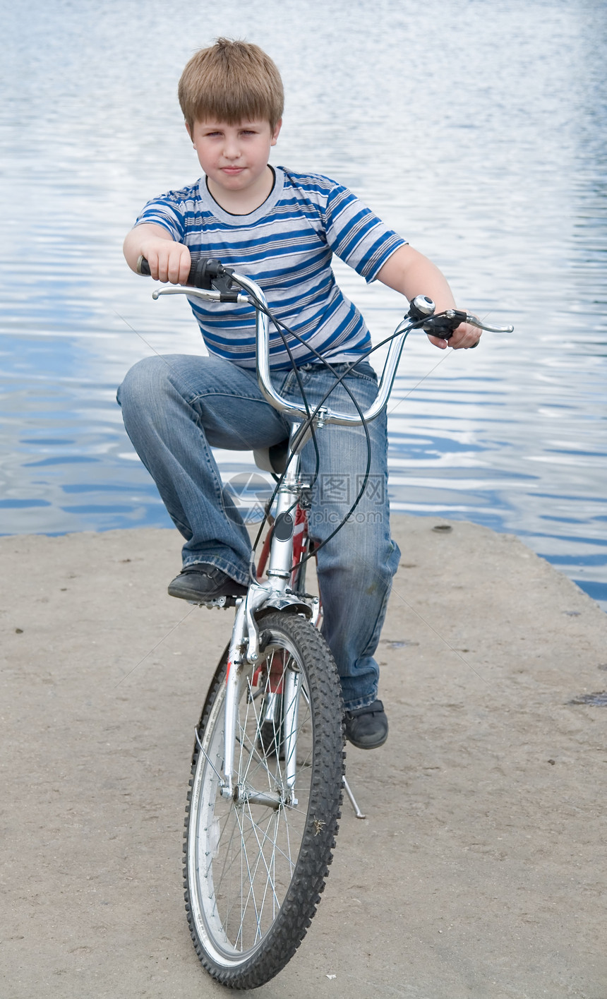 骑自行车的男孩白色蓝色天蓝色场景镜子旅行中心码头反思天空图片