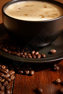 咖啡泡沫豆子黑杯杯子桌子香气背景图片