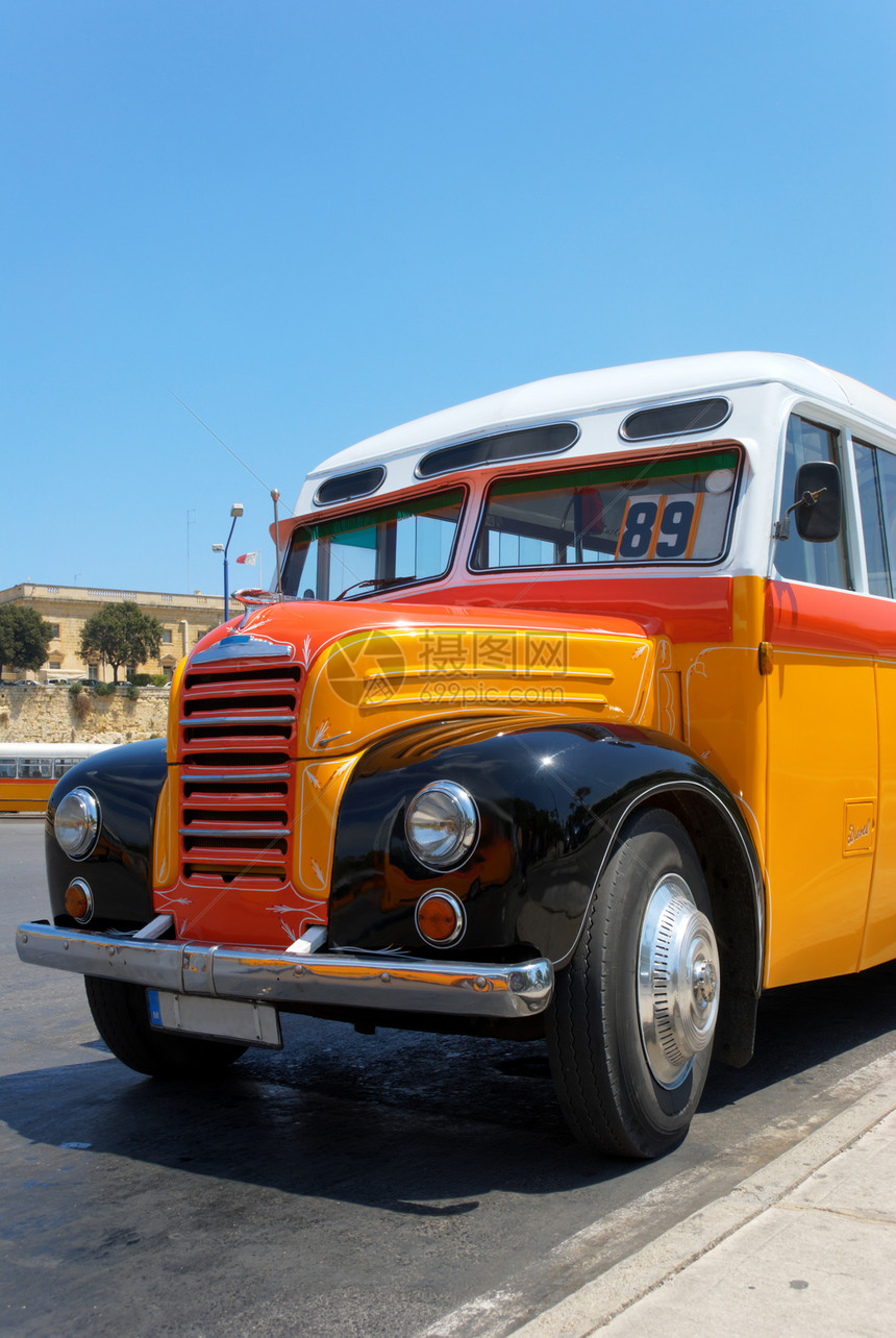 旧马耳他公交车1952年沥青活力阳光车轮古董格栅老将车辆炙烤发动机图片