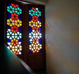 彩色玻璃宗教大厅白色反射阳光黑色教会奢华蓝色走廊背景图片