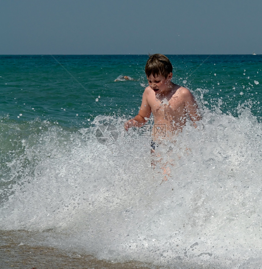 男孩跳进波浪幸福跑步青年儿子冲浪海岸线天空支撑男生乐趣图片