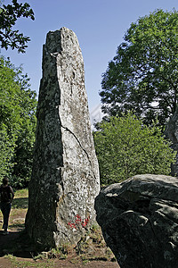 巨岩掠夺者石头石墓高清图片