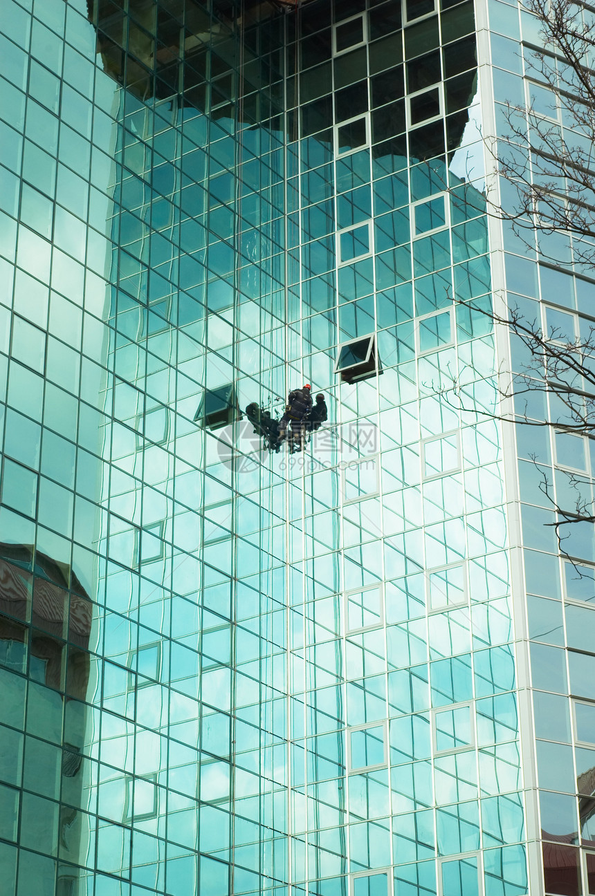 工人在镜子墙上攀爬反射建筑学活动城市安全男人清洁工企业摩天大楼登山者图片