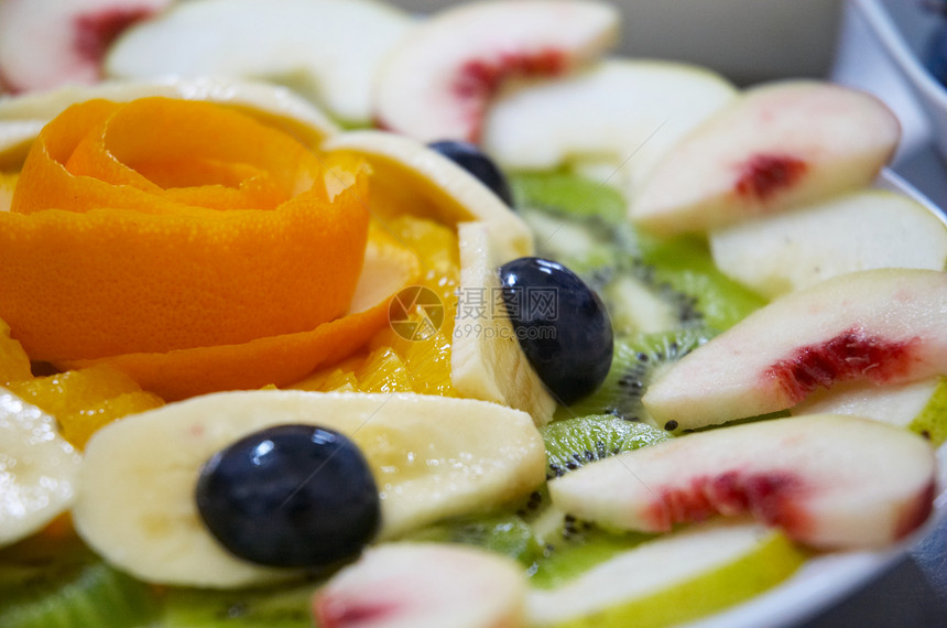 盘子里有新鲜的果汁水果沙拉服务香蕉餐厅热带异国小吃营养果味食物早餐图片