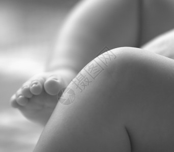 宝宝脚婴儿脚趾新生儿皮肤黑与白背景图片