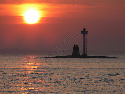 太阳落下与灯塔背景图片