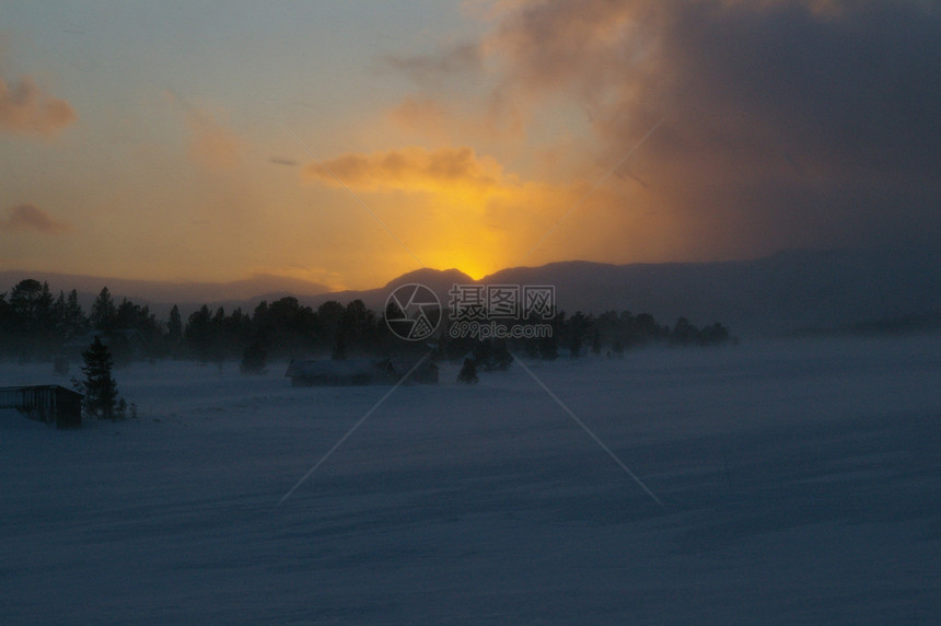 日出和暴雪图片